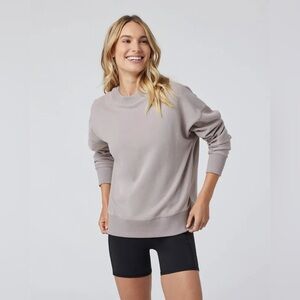 Vuori Womens Sweatshirt Sedona Weekender Crew in Soft Pewter